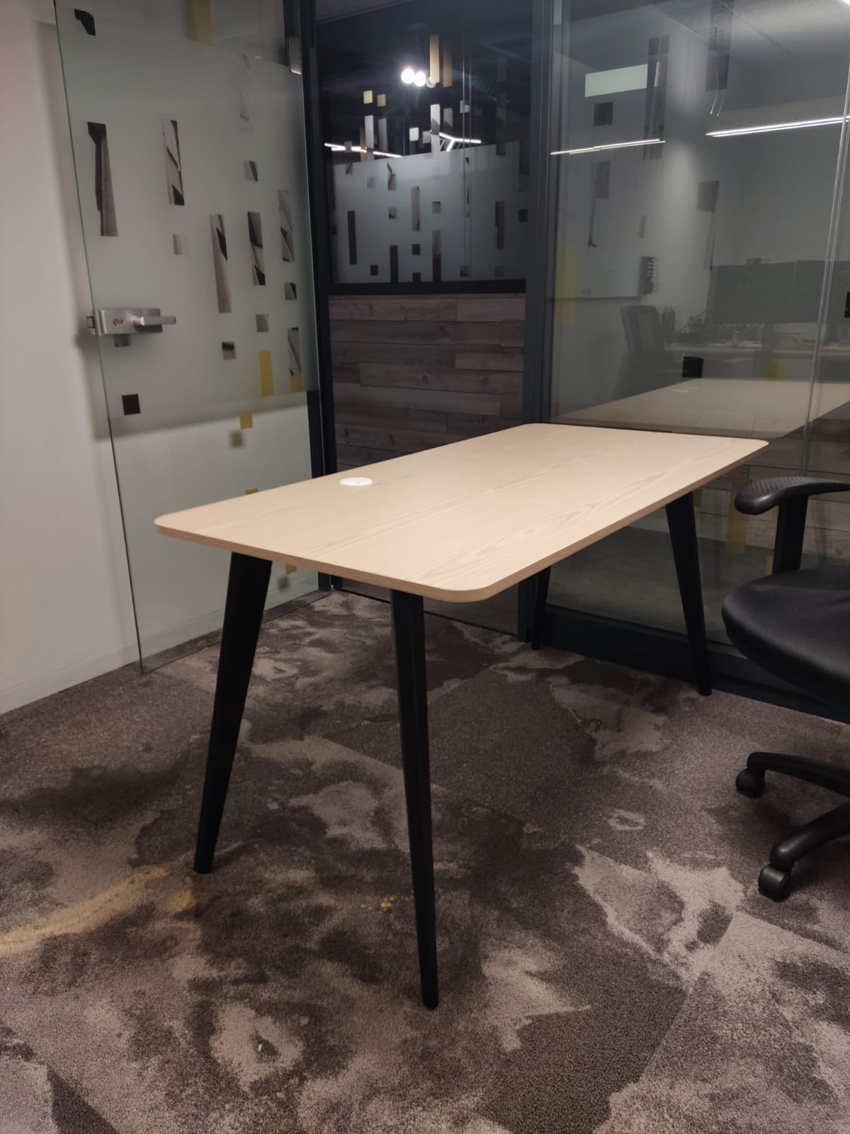 לקוח עם רגליים לשולחן מחשב - תמונה 2