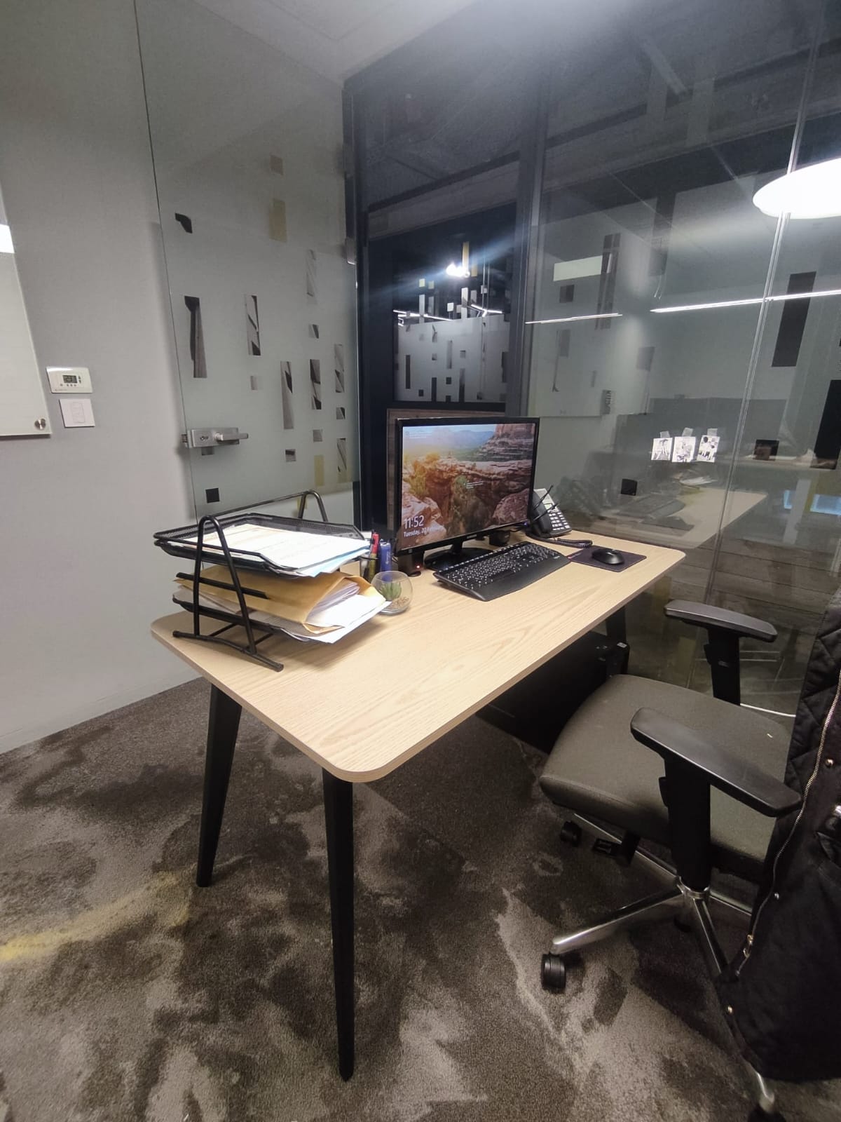 לקוח עם רגליים לשולחן מחשב - תמונה 3