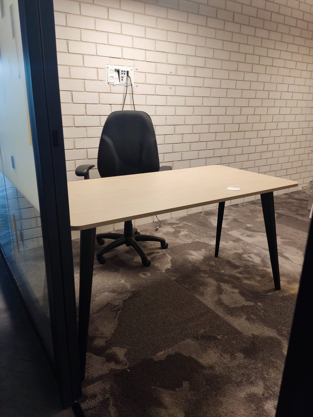 לקוח עם רגליים לשולחן מחשב - תמונה 4