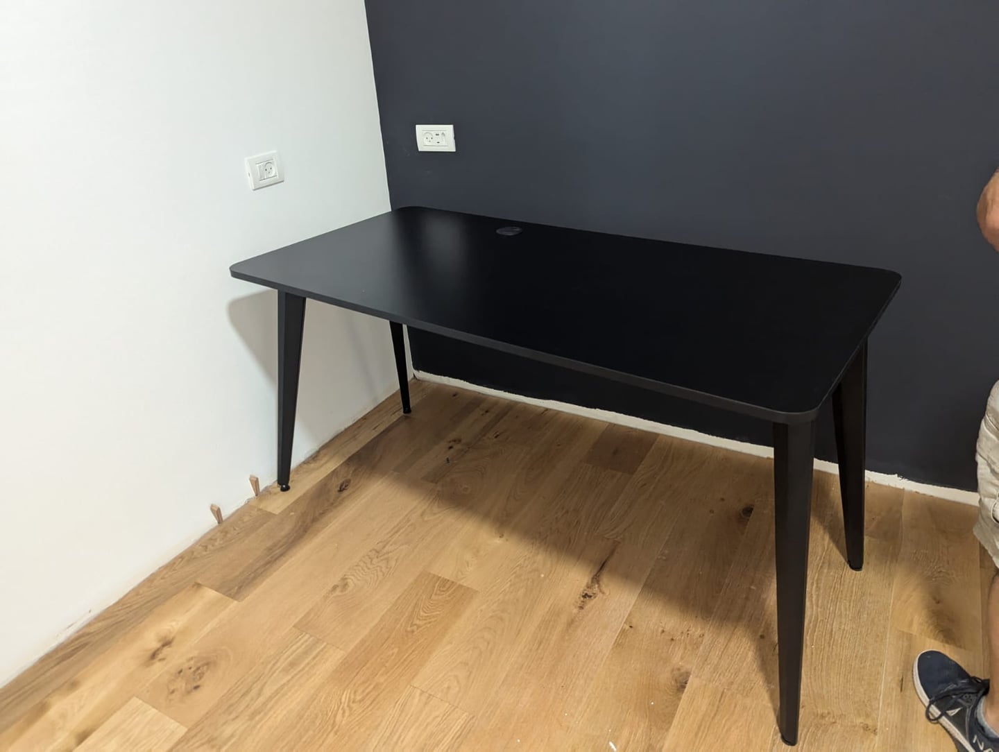 לקוח עם רגליים לשולחן מחשב - תמונה 7